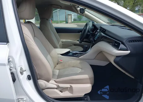 2019 Toyota Camry Le z USA, uszkodzony, nr VIN 4T1B11HK8KU819721